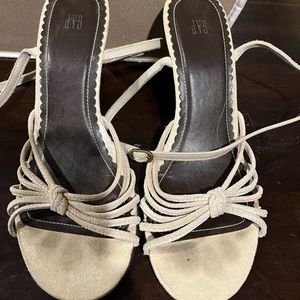 Gap wedge sandle suade in cream color. Perfect for the summer.